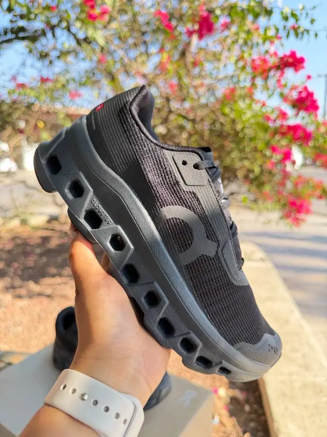 ON CLOUD BLACK